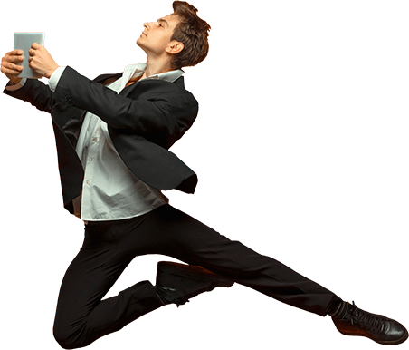 Planshet bilan yigitning surati